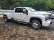 2022 Chevrolet Silverado 3500HD High Country z VIN 1GC4YVEY7NF281630, wystawiony jako Copart lot #81372305 z przebiegiem 135 357 mil mil oraz Szkoda całkowita • Salvage title. Historia ofert i sprzedaży dostępna na DreamBid. Obrazek 4.