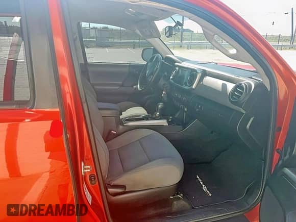 2017 Toyota Tacoma SR5 z VIN 3TMAZ5CN4HM037804, wystawiony jako Copart lot #86278135 z przebiegiem 119 886 mil mil oraz Czysty tytuł • Clean title. Historia ofert i sprzedaży dostępna na DreamBid. Obrazek 5.