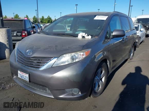 2017 Toyota Sienna LE Auto Access Seat z VIN 5TDKZ3DC8HS841108, wystawiony jako IAAI lot #42794957 z przebiegiem 106 466 mil mil oraz . Historia ofert i sprzedaży dostępna na DreamBid. Obrazek 18.