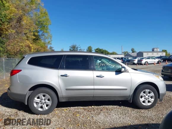 2011 Chevrolet Traverse LS z VIN 1GNKREEDXBJ157790, wystawiony jako IAAI lot #43457734 z przebiegiem 155 068 mil mil oraz . Historia ofert i sprzedaży dostępna na DreamBid. Obrazek 13.
