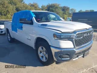 2025 Ram 1500 Big Horn z VIN 1C6SRFFP5SN561989, wystawiony jako IAAI lot #43563894 z przebiegiem 41 118 mil mil oraz . Historia ofert i sprzedaży dostępna na DreamBid. Obrazek 1.