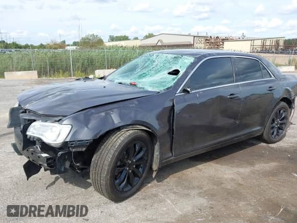 2016 Chrysler 300 Anniversary Edition z VIN 2C3CCARGXGH248535, wystawiony jako IAAI lot #43076505 z przebiegiem 111 442 mil mil oraz . Historia ofert i sprzedaży dostępna na DreamBid. Obrazek 2.