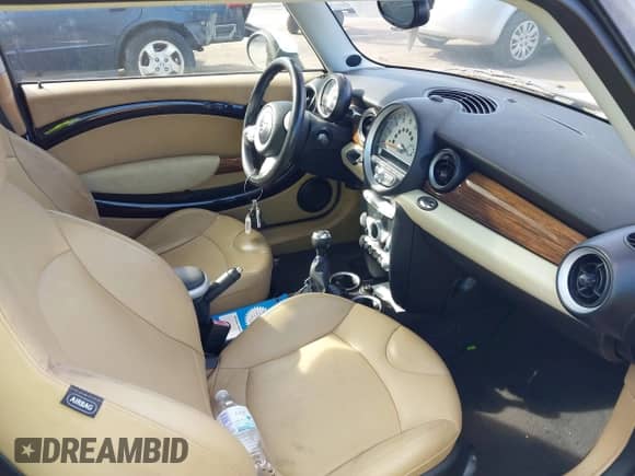 2009 MINI Hardtop S с VIN WMWMF73529TT99485, выставлен на аукционе IAAI как лот 43543003 с пробегом 101 131 миль миль и . История ставок и продаж доступна на DreamBid. Изображение 5.