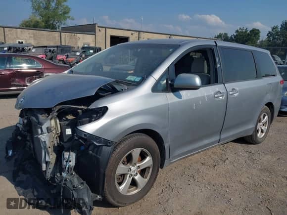 2012 Toyota Sienna с VIN 5TDKA3DC0CS015689, выставлен на аукционе IAAI как лот 43006360 с пробегом 185 607 миль миль и . История ставок и продаж доступна на DreamBid. Изображение 2.