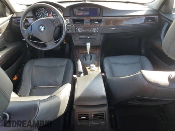 2007 BMW 3 Series 328xi z VIN WBAVC73557KP33136, wystawiony jako Copart lot #85649935 z przebiegiem 178 613 mil mil oraz Czysty tytuł • Clean title. Historia ofert i sprzedaży dostępna na DreamBid. Obrazek 8.