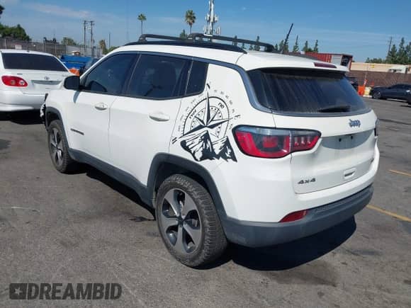 2017 Jeep Compass Latitude z VIN 3C4NJDBB8HT666563, wystawiony jako IAAI lot #43228511 z przebiegiem 116 669 mil mil oraz . Historia ofert i sprzedaży dostępna na DreamBid. Obrazek 3.