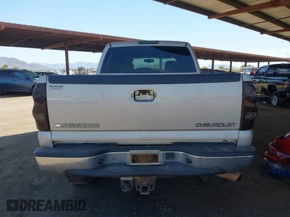 2004 Chevrolet Silverado 2500HD LS z VIN 1GCHK23204F266787, wystawiony jako IAAI lot #42609410 z przebiegiem 327 235 mil mil oraz . Historia ofert i sprzedaży dostępna na DreamBid. Obrazek 16.