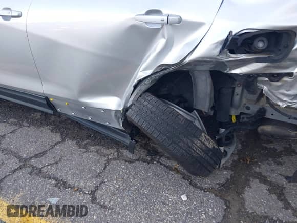 2018 Chevrolet Equinox LT z VIN 2GNAXSEV5J6246266, wystawiony jako IAAI lot #43139092 z przebiegiem 104 464 mil mil oraz . Historia ofert i sprzedaży dostępna na DreamBid. Obrazek 6.