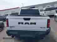 2025 Ram 1500 Rebel z VIN 1C6SRFLP9SN525209, wystawiony jako IAAI lot #42363389 z przebiegiem Nie podano mil oraz . Historia ofert i sprzedaży dostępna na DreamBid. Obrazek 17.