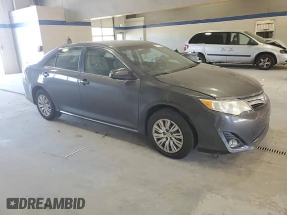2014 Toyota Camry XLE z VIN 4T4BF1FK1ER383910, wystawiony jako Copart lot #86111325 z przebiegiem 180 491 mil mil oraz Czysty tytuł • Clean title. Historia ofert i sprzedaży dostępna na DreamBid. Obrazek 4.