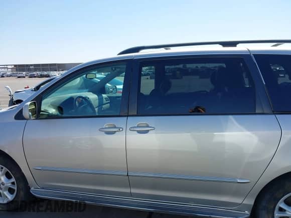 2004 Toyota Sienna XLE z VIN 5TDBA22C04S002570, wystawiony jako IAAI lot #42288609 z przebiegiem 234 932 mil mil oraz . Historia ofert i sprzedaży dostępna na DreamBid. Obrazek 15.