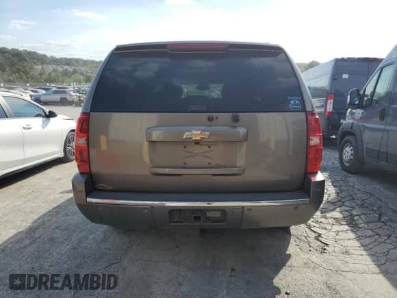 2011 Chevrolet Suburban LTZ z VIN 1GNSKKE32BR172165, wystawiony jako Copart lot #84960505 z przebiegiem 177 840 mil mil oraz Szkoda całkowita • Salvage title. Historia ofert i sprzedaży dostępna na DreamBid. Obrazek 6.