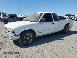 2003 Chevrolet S-10 LS z VIN 1GCCS19X338126355, wystawiony jako Copart lot #81395025 z przebiegiem 308 581 mil mil oraz Szkoda całkowita • Salvage title. Historia ofert i sprzedaży dostępna na DreamBid. Obrazek 1.