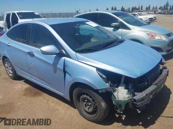 2013 Hyundai Accent GLS z VIN KMHCT4AE7DU521782, wystawiony jako IAAI lot #42300592 z przebiegiem 110 125 mil mil oraz . Historia ofert i sprzedaży dostępna na DreamBid. Obrazek 1.