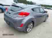 2017 Hyundai Veloster Value Edition z VIN KMHTC6AD7HU308551, wystawiony jako IAAI lot #43455924 z przebiegiem 161 989 mil mil oraz . Historia ofert i sprzedaży dostępna na DreamBid. Obrazek 4.