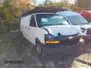 2018 Chevrolet Express Cargo z VIN 1GCWGBFP1J1315181, wystawiony jako IAAI lot #43227788 z przebiegiem 202 417 mil mil oraz . Historia ofert i sprzedaży dostępna na DreamBid. Obrazek 1.