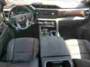 2024 GMC Sierra 1500 Denali z VIN 3GTUUGEL5RG282968, wystawiony jako Copart lot #80407365 z przebiegiem 3 707 mil mil oraz Czysty tytuł • Clean title. Historia ofert i sprzedaży dostępna na DreamBid. Obrazek 8.
