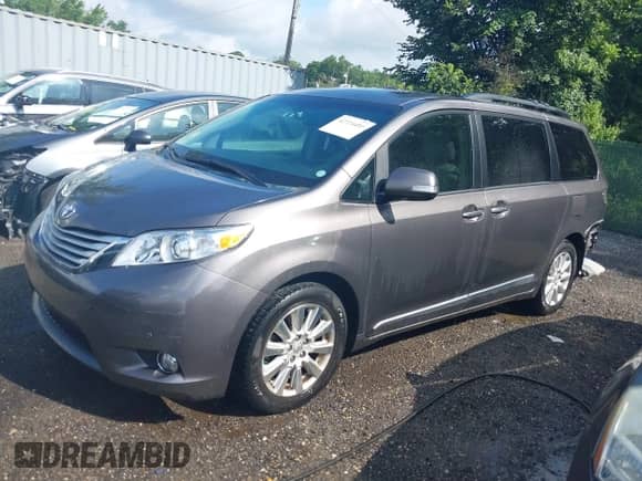 2013 Toyota Sienna XLE with VIN 5TDDK3DC7DS055811, listed as a IAAI auction lot 42724410 with 136,322 mi miles and . Bid and sale history available at DreamBid. Image 2.