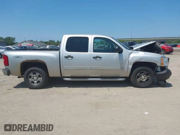 2011 Chevrolet Silverado 1500 LS z VIN 3GCPKREA4BG185697, wystawiony jako IAAI lot #42618742 z przebiegiem 189 082 mil mil oraz . Historia ofert i sprzedaży dostępna na DreamBid. Obrazek 13.