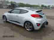 2013 Hyundai Veloster Turbo z VIN KMHTC6AE2DU130048, wystawiony jako IAAI lot #42384247 z przebiegiem 110 992 mil mil oraz . Historia ofert i sprzedaży dostępna na DreamBid. Obrazek 3.