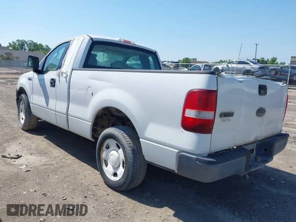 2006 Ford F-150 XL z VIN 1FTRF12W06NA78643, wystawiony jako IAAI lot #42656572 z przebiegiem 148 158 mil mil oraz . Historia ofert i sprzedaży dostępna na DreamBid. Obrazek 3.