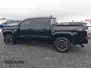 2024 Toyota Tacoma SR5 z VIN 3TMLB5JN4RM025895, wystawiony jako IAAI lot #42309915 z przebiegiem 23 530 mil mil oraz . Historia ofert i sprzedaży dostępna na DreamBid. Obrazek 15.
