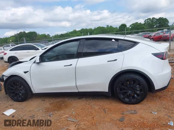 2022 Tesla Model Y Long Range z VIN 7SAYGDEE2NF385910, wystawiony jako IAAI lot #42146793 z przebiegiem 67 604 mil mil oraz . Historia ofert i sprzedaży dostępna na DreamBid. Obrazek 13.