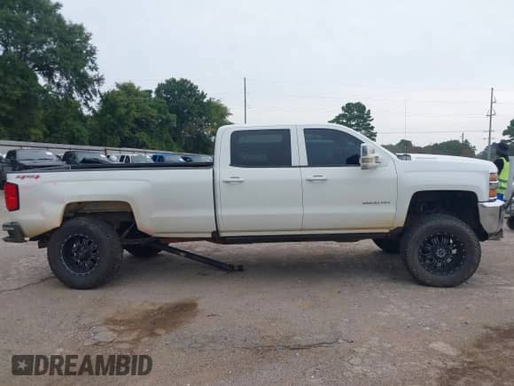 2017 Chevrolet Silverado 2500HD Work Truck z VIN 1GC1KUEG7HF226685, wystawiony jako IAAI lot #42839054 z przebiegiem 204 220 mil mil oraz . Historia ofert i sprzedaży dostępna na DreamBid. Obrazek 13.