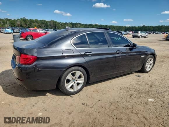 2013 BMW 5 Series 528i xDrive z VIN WBAXH5C55DDW15425, wystawiony jako Copart lot #62383595 z przebiegiem 137 717 mil mil oraz Szkoda całkowita • Salvage title. Historia ofert i sprzedaży dostępna na DreamBid. Obrazek 3.