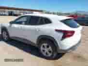 2024 Chevrolet Trax LS z VIN KL77LFE24RC138037, wystawiony jako IAAI lot #43447515 z przebiegiem 25 263 mil mil oraz . Historia ofert i sprzedaży dostępna na DreamBid. Obrazek 3.