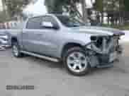 2020 Ram 1500 Lone Star z VIN 1C6RREFM6LN398253, wystawiony jako IAAI lot #42017656 z przebiegiem 84 669 mil mil oraz . Historia ofert i sprzedaży dostępna na DreamBid. Obrazek 1.