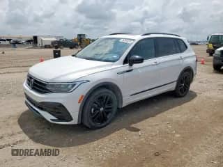 2022 Volkswagen Tiguan SE R-Line Black z VIN 3VV8B7AX0NM070833, wystawiony jako Copart lot #66504225 z przebiegiem Nie podano mil oraz Szkoda całkowita • Salvage title. Historia ofert i sprzedaży dostępna na DreamBid. Obrazek 1.