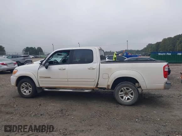 2006 Toyota Tundra SR5 with VIN 5TBDT441X6S549903, listed as a IAAI auction lot 43384170 with 303,388 mi miles and . Bid and sale history available at DreamBid. Image 14.