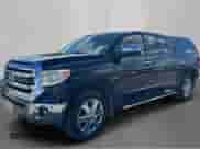 2017 Toyota Tundra Platinum с VIN 5TFGW5F10HX216928, выставлен на аукционе Copart как лот 90529555 с пробегом 180 278 миль миль и Чистый • Clean title. История ставок и продаж доступна на DreamBid. Изображение 2.