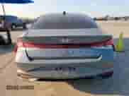 2021 Hyundai Elantra SEL z VIN KMHLM4AG1MU093125, wystawiony jako Copart lot #69351495 z przebiegiem 62 868 mil mil oraz Szkoda całkowita • Salvage title. Historia ofert i sprzedaży dostępna na DreamBid. Obrazek 6.