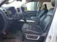 2020 Ram 1500 Laramie z VIN 1C6SRFJT8LN355037, wystawiony jako Copart lot #83815665 z przebiegiem Nie podano mil oraz Szkoda całkowita • Salvage title. Historia ofert i sprzedaży dostępna na DreamBid. Obrazek 7.