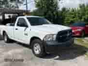 2017 Ram 1500 Tradesman z VIN 3C6JR7DG1HG617495, wystawiony jako Copart lot #66641845 z przebiegiem 142 042 mil mil oraz Czysty tytuł • Clean title. Historia ofert i sprzedaży dostępna na DreamBid. Obrazek 1.