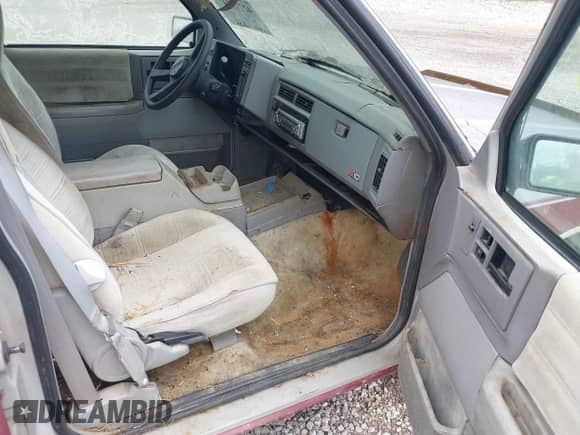 1994 Chevrolet Blazer LT z VIN 1GNDT13W5R2170250, wystawiony jako IAAI lot #42779147 z przebiegiem 115 954 mil mil oraz . Historia ofert i sprzedaży dostępna na DreamBid. Obrazek 5.