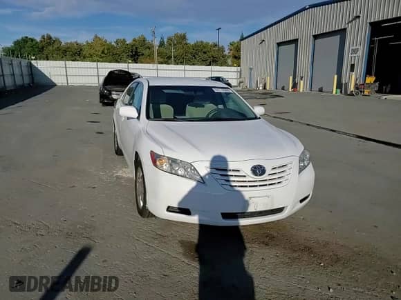 2007 Toyota Camry LE z VIN 4T1BK46K77U535943, wystawiony jako Copart lot #84710565 z przebiegiem 131 771 mil mil oraz Szkoda całkowita • Salvage title. Historia ofert i sprzedaży dostępna na DreamBid. Obrazek 13.