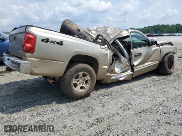 2005 Dodge Dakota Laramie z VIN 1D7HW58N15S145340, wystawiony jako Copart lot #58954154 z przebiegiem Nie podano mil oraz Szkoda całkowita • Salvage title. Historia ofert i sprzedaży dostępna na DreamBid. Obrazek 3.