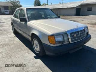 1986 Mercedes-Benz 300 E z VIN WDBEA30DXGA214357, wystawiony jako Copart lot #87459605 z przebiegiem 169 683 mil mil oraz Czysty tytuł • Clean title. Historia ofert i sprzedaży dostępna na DreamBid. Obrazek 1.