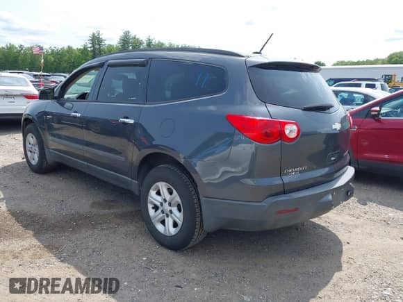 2009 Chevrolet Traverse LS z VIN 1GNEV13D79S111357, wystawiony jako IAAI lot #42401257 z przebiegiem 150 171 mil mil oraz . Historia ofert i sprzedaży dostępna na DreamBid. Obrazek 3.