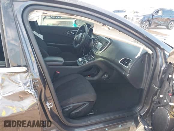 2015 Chrysler 200 LX с VIN 1C3CCCFB4FN560845, выставлен на аукционе IAAI как лот 42513171 с пробегом 83 886 миль миль и . История ставок и продаж доступна на DreamBid. Изображение 5.
