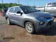 2022 Chevrolet TrailBlazer LS z VIN KL79MMS26NB088921, wystawiony jako IAAI lot #42570335 z przebiegiem 66 422 mil mil oraz . Historia ofert i sprzedaży dostępna na DreamBid. Obrazek 1.