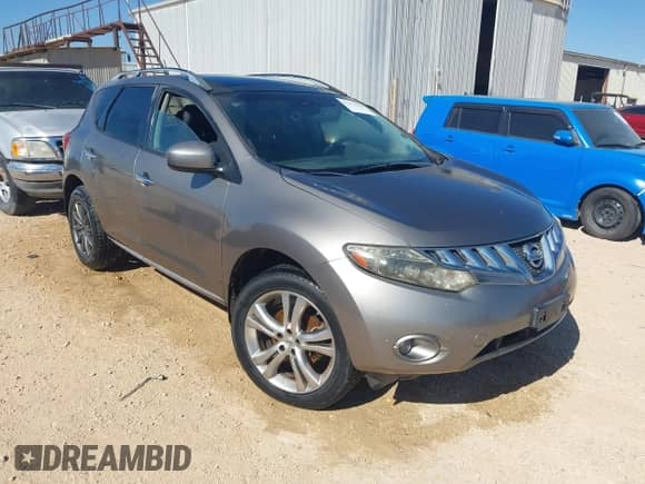2009 Nissan Murano S с VIN JN8AZ18W59W135773, выставлен на аукционе IAAI как лот 43271718 с пробегом 142 913 миль миль и . История ставок и продаж доступна на DreamBid. Изображение 1.