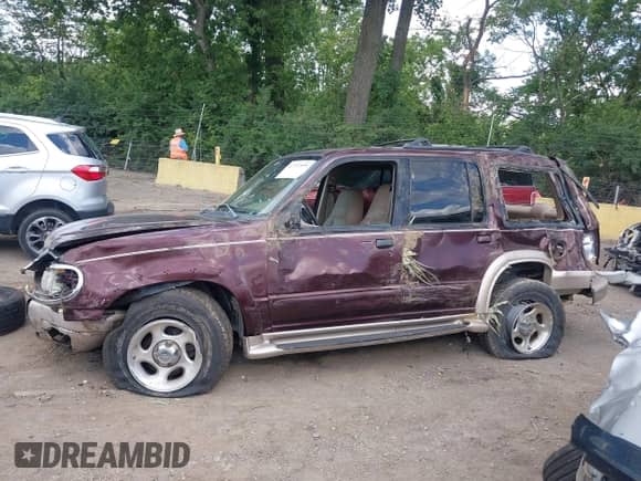 1999 Ford Explorer XLT с VIN 1FMZU35P7XUA35202, выставлен на аукционе IAAI как лот 42711559 с пробегом 258 267 миль миль и . История ставок и продаж доступна на DreamBid. Изображение 15.