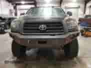 2008 Toyota Tundra z VIN 5TBDV54168S519218, wystawiony jako Copart lot #69140345 z przebiegiem 339 097 mil mil oraz Szkoda całkowita • Salvage title. Historia ofert i sprzedaży dostępna na DreamBid. Obrazek 5.