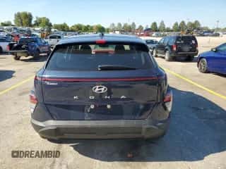 2024 Hyundai Kona Essential z VIN KM8HA3AB5RU179915, wystawiony jako Copart lot #73300114 z przebiegiem 1 035 mil mil oraz Szkoda całkowita • Salvage title. Historia ofert i sprzedaży dostępna na DreamBid. Obrazek 6.