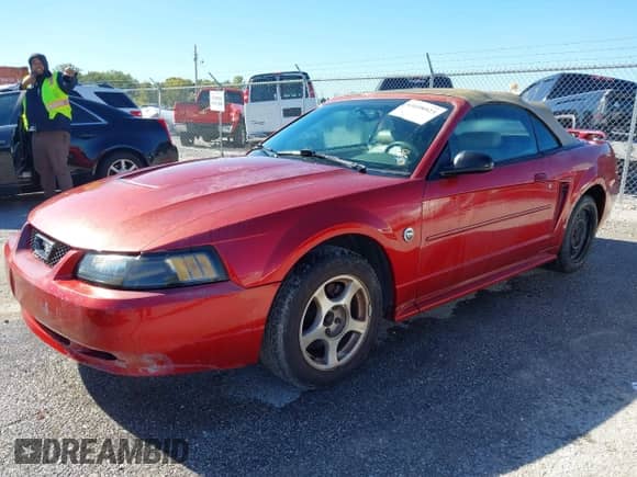 2004 Ford Mustang Deluxe z VIN 1FAFP44684F163127, wystawiony jako IAAI lot #43498923 z przebiegiem 144 018 mil mil oraz . Historia ofert i sprzedaży dostępna na DreamBid. Obrazek 2.