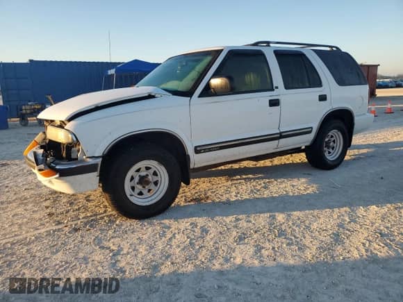 2001 Chevrolet Blazer LT with VIN 1GNCS13WX12223480, listed as a Copart auction lot 82250894 with 189,924 mi miles and Salvage title. Bid and sale history available at DreamBid. Image 1.